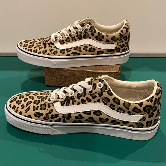 Vans Women's Ward Low-Top Leopard Print Sneakers in Black and White Size 9 - Picture 4 of 7